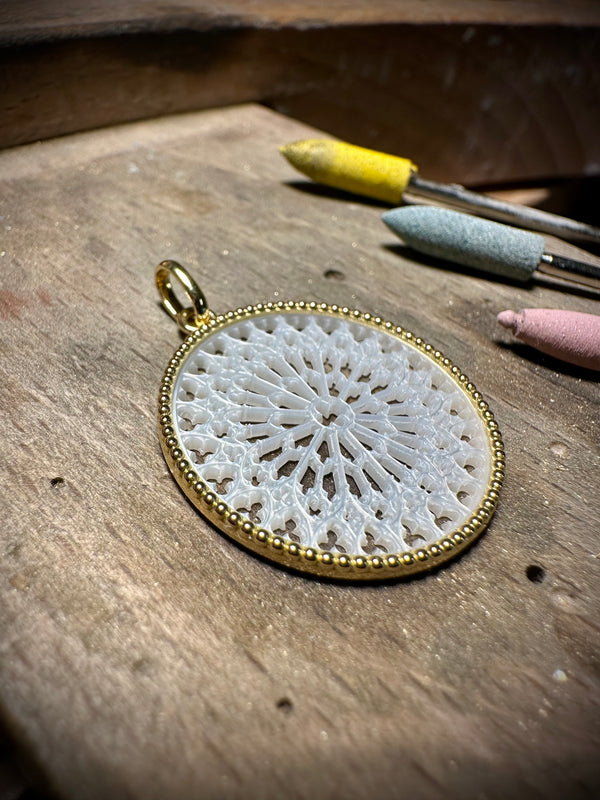 Rosace Notre Dame de Paris et son Entourage Perlé