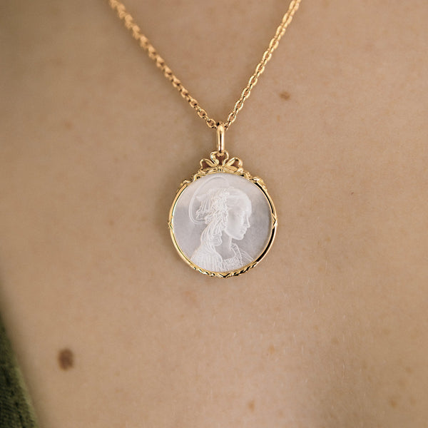 Médaille Entourage Noeud : La Vierge Adoration